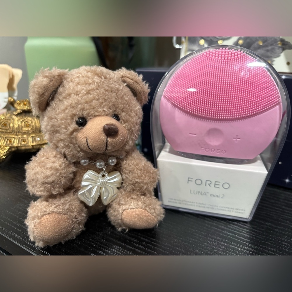 FOREO Luna Mini 2 in Pearl Pink. New in a sealed case.